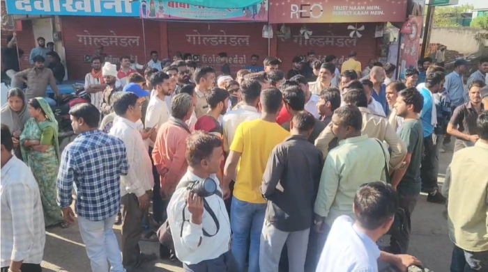 पीतलमिल क्षेत्र में शराब की दुकान को मुख्य सड़क पर लाने का विरोध, स्थानीय निवासियों ने किया चक्काजाम