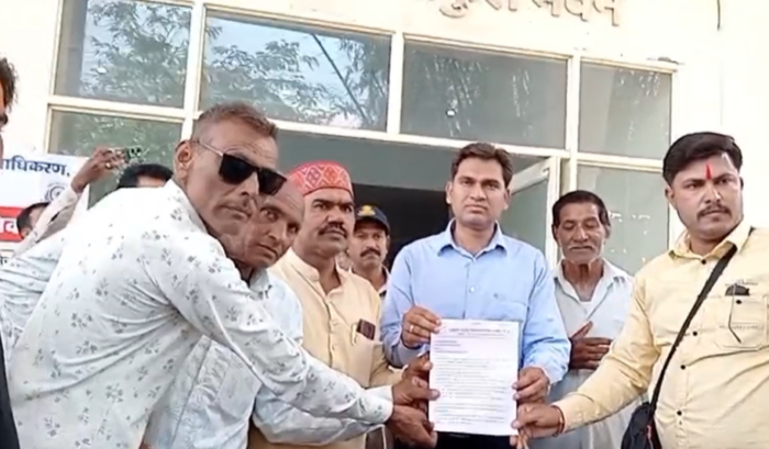 गेहूं खरीदी में देरी और नरवाई पर किसानों का विरोध, कलेक्ट्रेट पहुंचकर मुख्यमंत्री के नाम सौंपा ज्ञापन