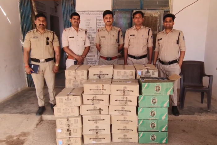 शराब तस्करी पर पुलिस का चाबुकः 50 पेटी अवैध शराब जब्त, आरोपी फरार