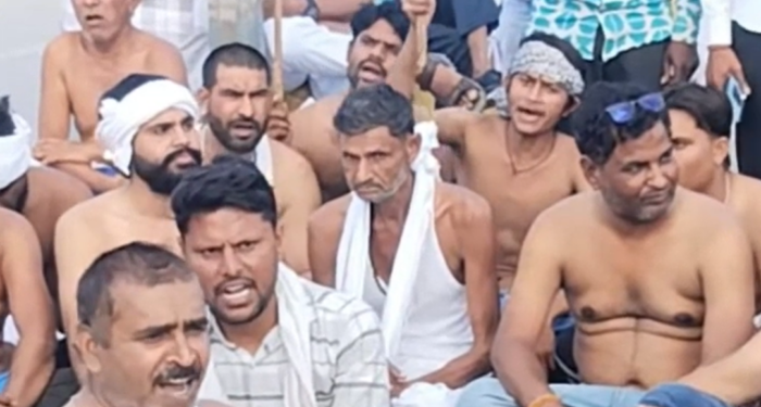 किसानों के मुद्दे को लेकर सड़क पर उतरे कांग्रेसी, अर्धनग्न प्रदर्शन कर जताया विरोध