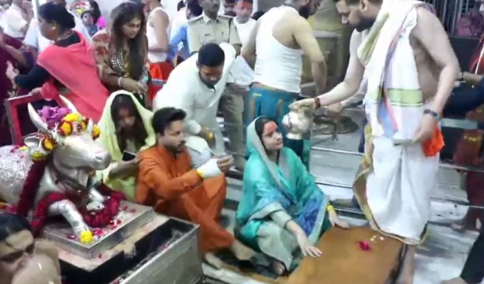 सेलिब्रिटी कपल का आस्था दर्शनः अंकिता लोखंडे और विक्की जैन ने लिया महाकाल का आशीर्वाद