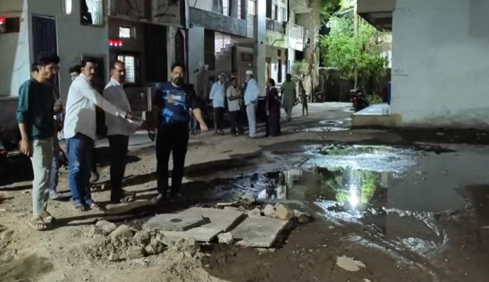 स्नेह नगर के घरों में पहुंचा बदबूदार पानी, स्थानीय निवासियों ने नगर पालिका पर लगाया लापरवाही का आरोप