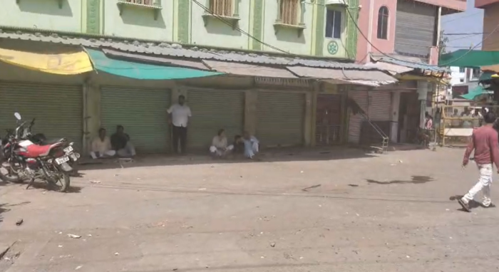 युवक की हत्या को बाद इलाके में आक्रोश, माकड़ौन बाजार बंद, आरोपियों के गिरफ्तारी की मांग