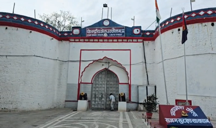 केंद्रीय जेल में गंभीर लापरवाहीः कैदियों के पास मिला मोबाइल, नाली में छिपा रखी थी बीड़ी और पेन ड्राइव