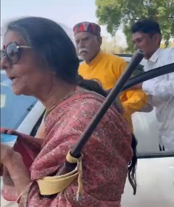 चालान कटने पर सेवानिवृत अधिकारी का हंगामा, पुलिस को दिखाई बंदूक!