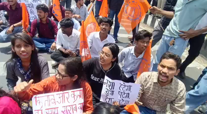 शराब की दुकान हटाने को लेकर एबीवीपी का प्रदर्शन, पुलिस के साथ हुई नोकझोंक