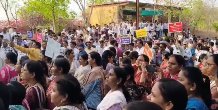 अध्यापक-शिक्षक संयुक्त मोर्चा ने TET के विरोध में निकाली रैली, मुख्यमंत्री के नाम कलेक्ट्रेट में सौंपा ज्ञापन