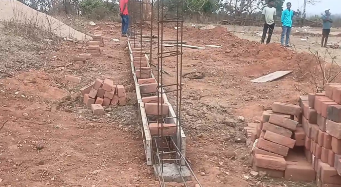 स्कूल की बाउंड्रीवाल निर्माण में भ्रष्टाचारः ठेकेदार, सरपंच सचिव और इंजीनियर की मिलीभगत का आरोप