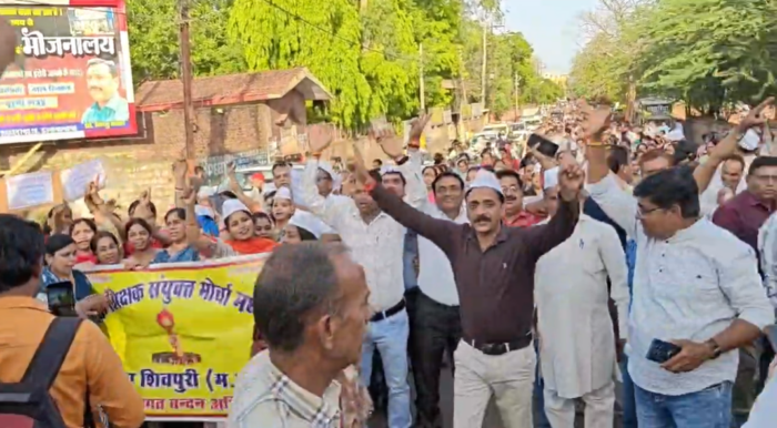 TET की अनिवार्यता खत्म करने को लेकर शिक्षकों ने निकाली रैली, मुख्यमंत्री के नाम कलेक्टर को सौंपा ज्ञापना