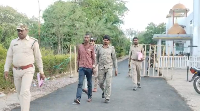 वन विभाग की टीम को मिली बड़ी सफलता, सागौन तस्कर गिरफ्तार, करीब 30 हजार की सिल्लियां बरामद