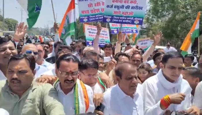 किसानों की मांगों को लेकर कांग्रेस का जोरदार प्रदर्शन, सैकड़ों कार्यकर्ताओं ने कलेक्ट्रेट को घेरा