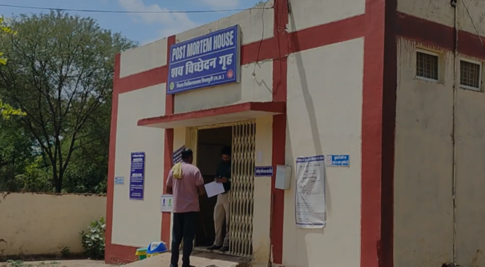 सड़क निर्माण में ठेकेदार की लापरवाहीः सड़क हादसे में बाइक सवार का गई जान