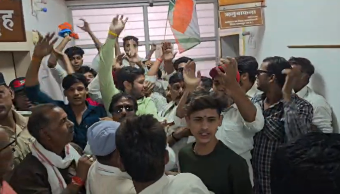 कांग्रेस का प्रदर्शनः बैरिकेडिंग गिराते कलेक्ट्रेट में घुसे कांग्रेसी, कलेक्टर के चेंबर के सामने की नारेबाजी