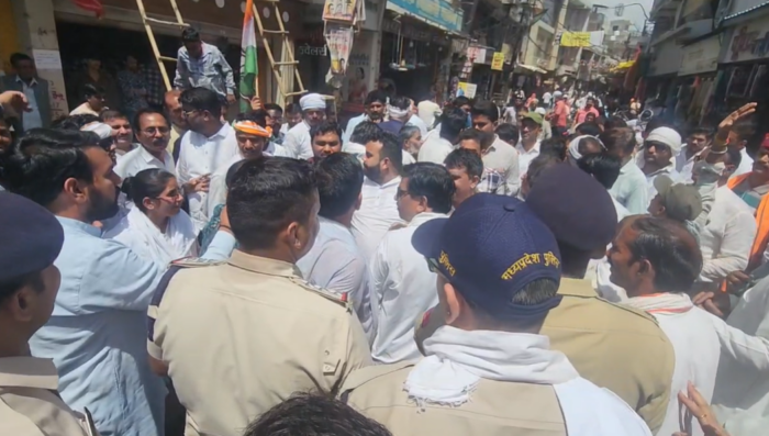 किसानों की समस्या को लेकर प्रदर्शनः कांग्रेस कार्यकर्ताओं ने किया जमकर हंगामा