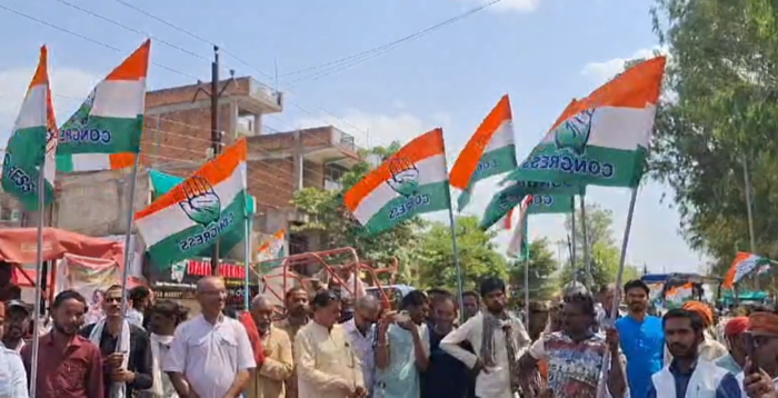 किसानों के समर्थन में कांग्रेस का प्रदर्शनः कलेक्ट्रेट पहुंचकर राज्यपाल के नाम सौंपा ज्ञापन