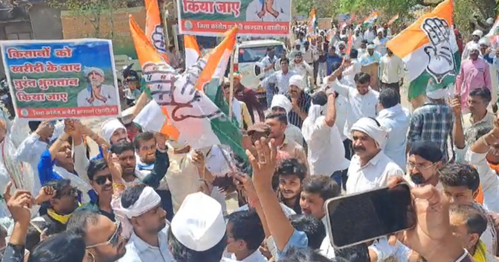 खंडवा में किसानों के समर्थन में कांग्रेस का कलेक्ट्रेट घेराव, पुलिस के साथ नोकझोंक