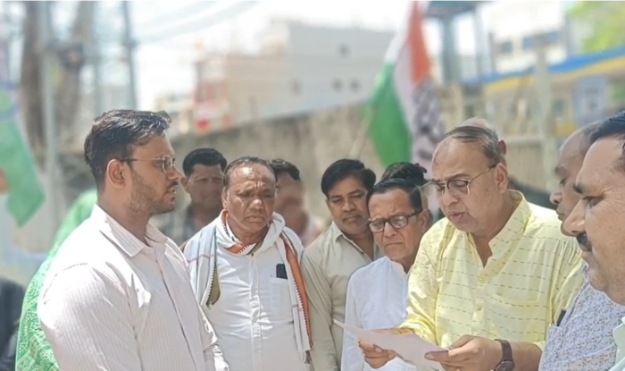 गेंहूं का न्यूनतम मूल्य बढ़ाने सहित किसानों की मांगों को लेकर कांग्रेस का प्रदर्शन, सौंपा ज्ञापन