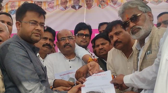 भाजपा सरकार के खिलाफ जोरदार प्रदर्शन, कलेक्टर के नाम SDM आनंद राजावत को सौंपा ज्ञापन