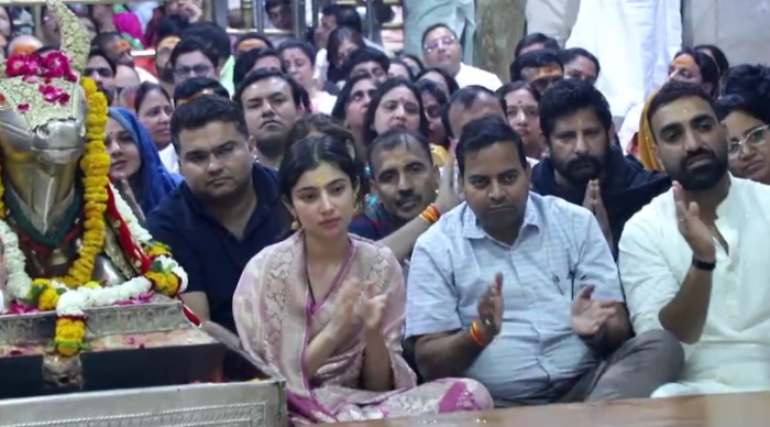 उज्जैन पहुंची अभिनेत्री सारा अर्जुन, मां के जन्मदिन पर महाकाल का आशीर्वाद लेने भस्म आरती में हुई शामिल