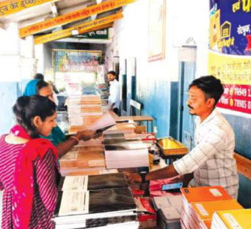 फिर बिना पुस्तक शुरु हुआ मेला, खाली हाथ लौटे अभिभावक