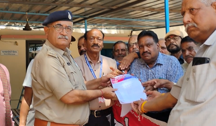 मध्यप्रदेश पुलिस पेंशनर्स संघ ने पुलिस अधीक्षक को दिया ज्ञापन, दोषी पुलिस कर्मियों पर कार्रवाई की मांग