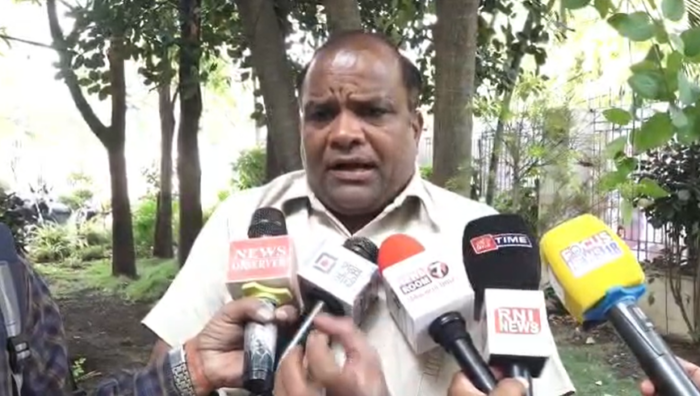 भोपाल नगर निगम कार्यालय के बाहर कांग्रेस कार्यकर्ताओं का अनोखा प्रदर्शन, ठेला व्यापारियों को परेशान करने का मामला