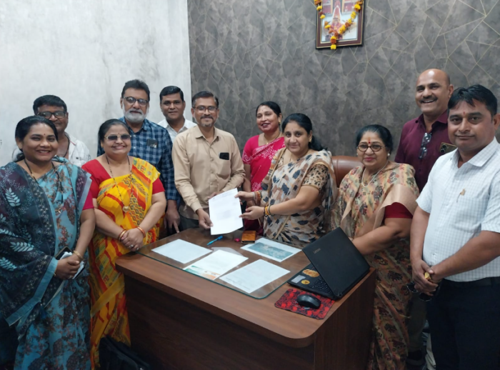 नगर परिषद सीएमओ का तबादला,  नगर परिषद के अध्यक्ष ने किया कार्य मुक्त