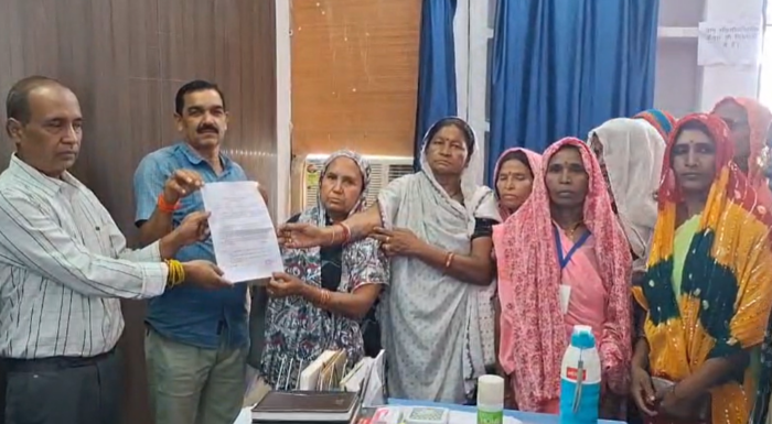 'पीएम पोषण शक्ति निर्माण' योजनाः गैस किल्लत से बुझ रहे स्कूलों के चूल्हे, सड़क पर उतरीं महिलाएं!