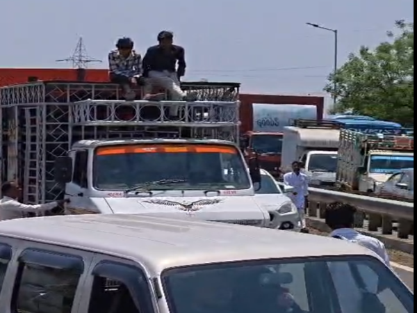 उज्जैन-झालावाड़ नेशनल हाईवे पर किसानों का चक्काजाम, स्लॉट बुकिंग और सत्यापन में गड़बड़ी से आक्रोश