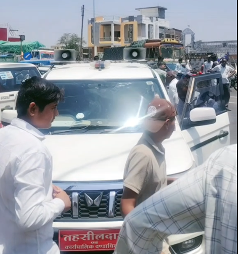 निपानिया में भारतीय किसान संघ द्वारा किया गया चक्का जाम अधिकारियों के आश्वासन पर ढाई घंटे बाद समाप्त