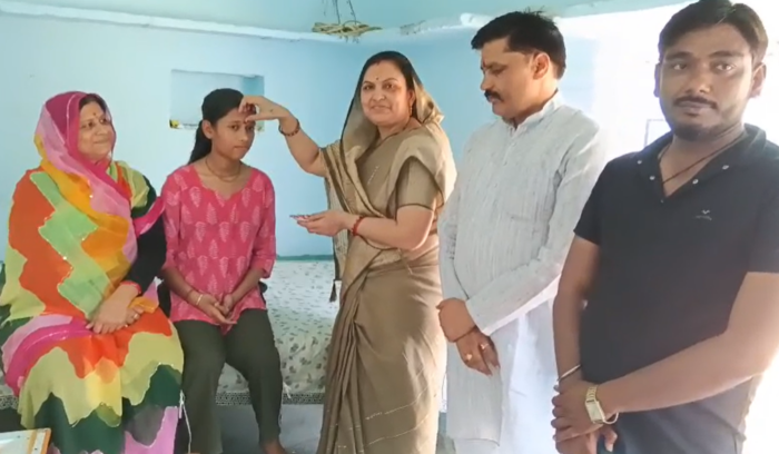 पन्ना की प्रतिभा बनी प्रदेश की टॉपर: 500 में 499 अंक लाकर रचा इतिहास