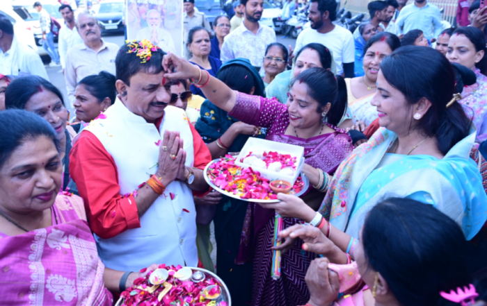 नारी शक्ति वंदन अधिनियम को लोकसभा में पारित कराने के समर्थन में सांसद आलोक शर्मा को दी भावभीनी विदाई