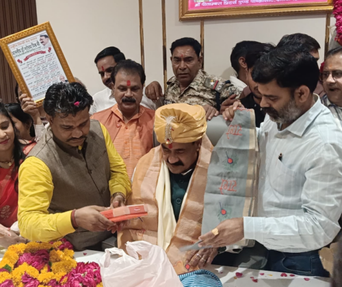 व्यापारियों ने 101 केक काटकर प्रदेश के पूर्व गृह मंत्री डॉ. नरोत्तम मिश्रा का जन्मदिन मनाया