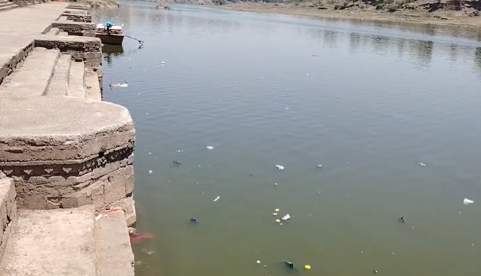 ताप्ती बनी संकट की धारा: राजघाट पर हजारों मछलियों की मौत, लापरवाही पर उठे सवाल!