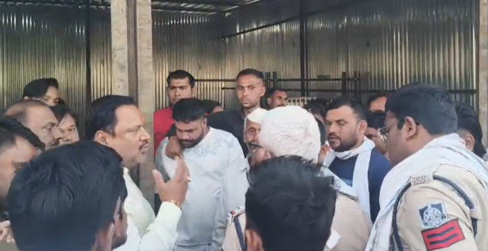 बीच बाजार में शराब पर बवाल: स्कूल-मंदिर के पास ठेका खुला, महिलाओं का फूटा गुस्सा