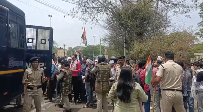 शिक्षक भर्ती- 2025 के अभ्यर्थियों ने राजधानी के पॉलिटेक्निक चौराहे पर किया प्रदर्शन