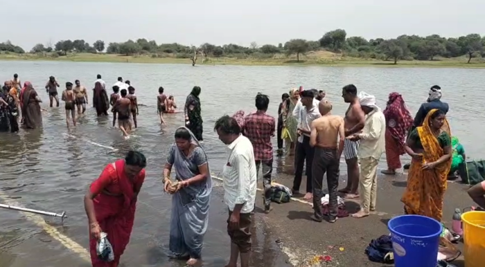 अमावस्या पर श्रद्धालुओं ने नर्मदा में लगाई आस्था की डुबकी, कराया कन्या भोज