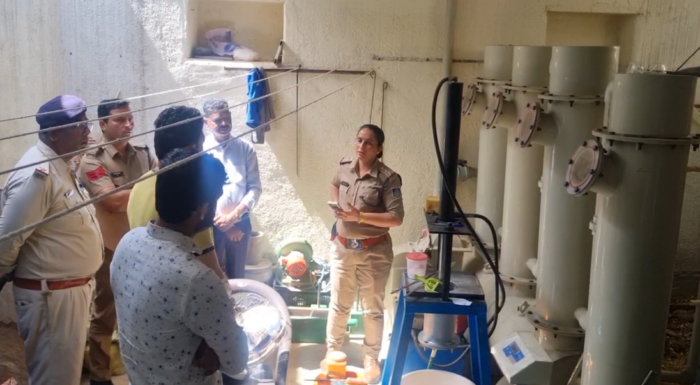 गैरकानूनी कारखाना बेनकाब: रिहायशी इलाके में चल रही अवैध चांदी फैक्ट्री पर पुलिस का एक्शन