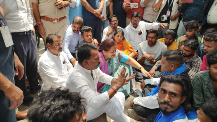 अड़गांव विवाद ने पकड़ा तूल: कलेक्ट्रेट का घेराव, मंत्री के सामने फूटा जनाक्रोश