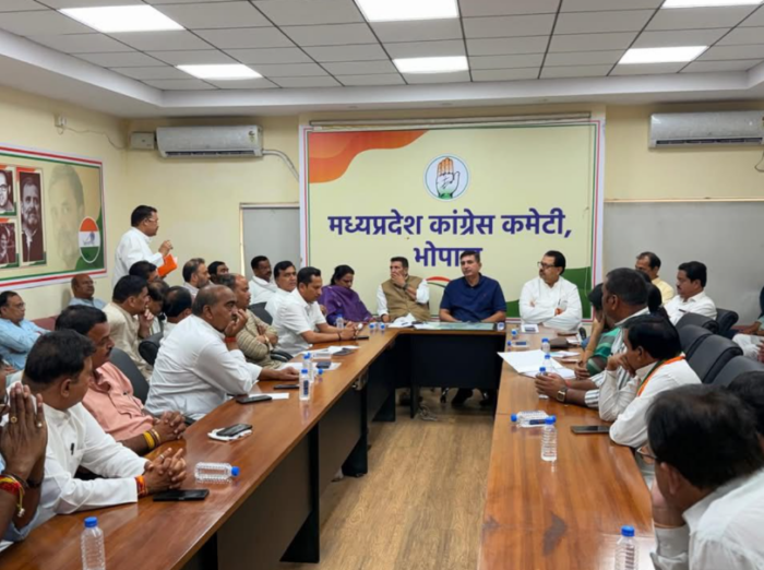 इंदिरा भवन में कांग्रेस जिला प्रभारियों की बैठकः संगठन को गांव-गांव तक मजबूत बनाने पर मंथन