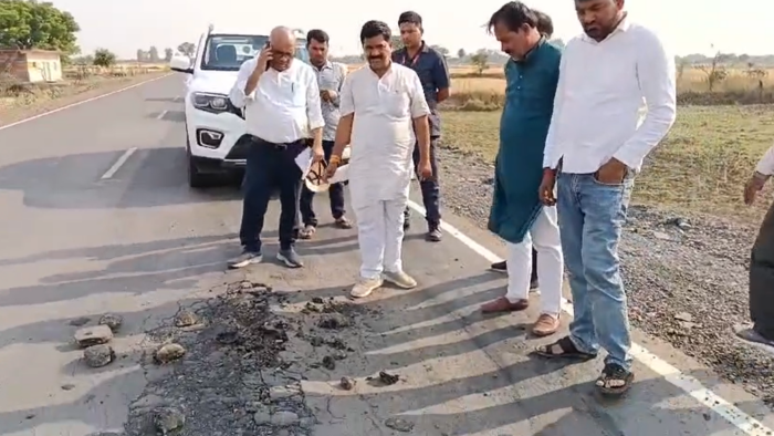 3 महीने में उखड़ी सड़क: गुन्नौर के विधायक राजेश वर्मा का PWD पर फूटा गुस्सा