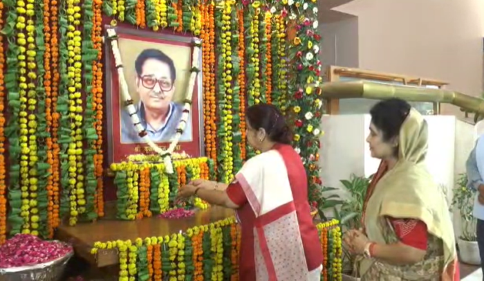 पूर्व विधानसभा अध्यक्ष स्व. बृजमोहन मिश्रा की जयंती पर जनप्रतिनिधियों ने दी श्रद्धांजलि