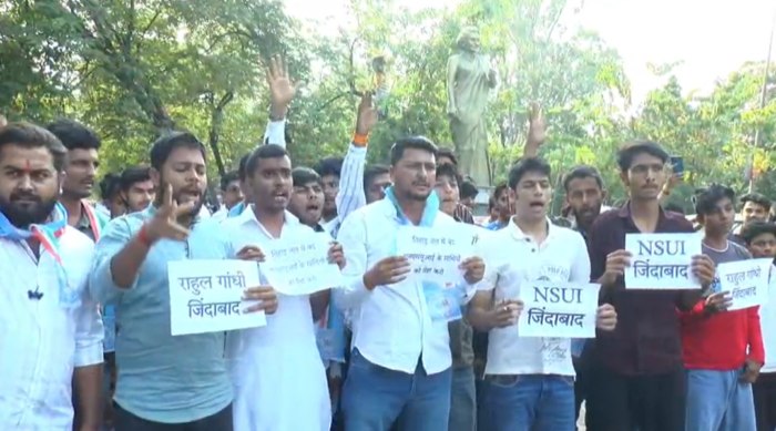 कार्यकर्ताओं की रिहाई को लेकर सड़कों पर उतरे एनएसयूआई के कार्यकर्ता, पीएम मोदी और अमित शाह का पुतला किया दहन