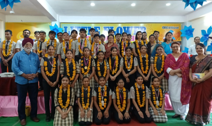 लिटिल फ्लावर इंटरनेशनल स्कूल में अचीवर्स सम्मान समारोहः छात्र, अभिभावक व शिक्षकों को किया सम्मानित