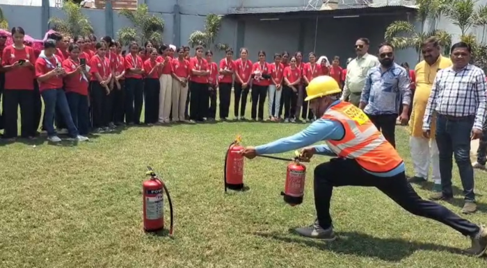 आपदा मित्रों को दिया कड़ी धूप में आग बुझाने का प्रशिक्षण, संयुक्त प्रशिक्षण में जिलेभर से शामिल हुए युवाजन