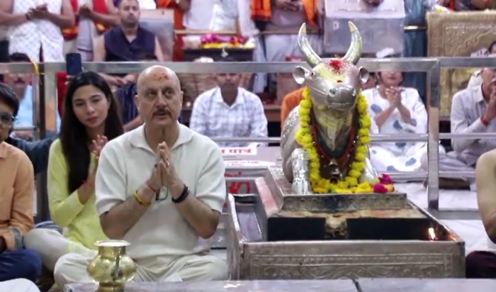 अनुपम खेर और अभिनेत्री शुभांगी दत्त ने महाकाल के दरबार में टेका माथा, भोग आरती में लिया आशीर्वाद