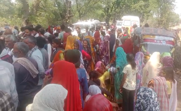 तेज रफ्तार ट्रैक्टर ने ई रिक्सा को मारी टक्कर, गुस्साए लोगों ने सड़क को किया जाम