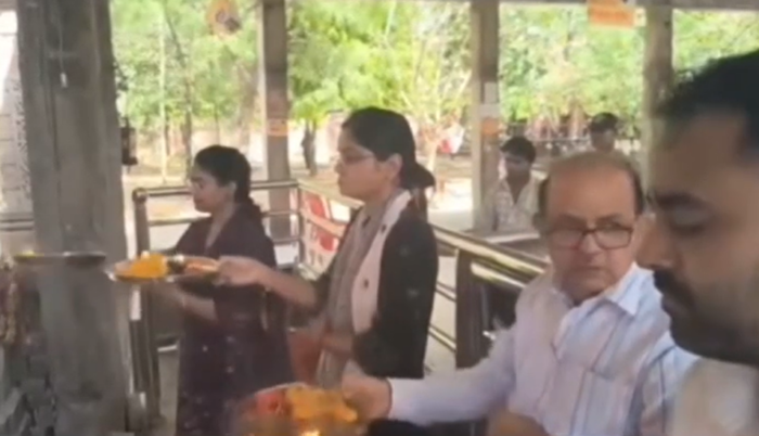 प्राचीन श्री छीमछीमा हनुमान मंदिर में पहुंची कलेक्टर, दर्शन कर उतारी आरती