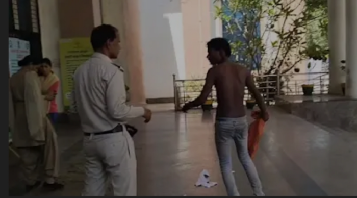 अपनी पीड़ा बताने जनसुनवाई में पहुंचा लाचार युवक, बेपरवाह सिस्टम ने नहीं सुनी बात!