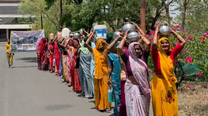 पानी की किल्लत को लेकर महिलाओं का हल्ला बोल, खाली बर्तन लेकर पहुंचीं कलेक्ट्रेट